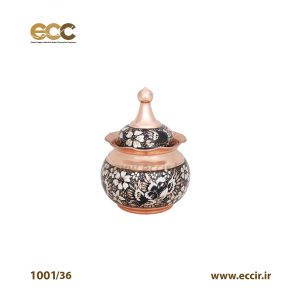 نام محصول :قندان توپی بدون پایه نقره کوب گل مرغ مشخصات محصول : ارتفاع :5/14 قطر بدنه:10 وزن:180گرم محصول فوق دارای پوشش نانو و رنگ ماندگار می باشد. درباره محصول: 1 - مناسب پذیرایی انواع قند 2 - دور از تماس مستقیم آتش و وسایل داغ کننده قرار گیرد. 3– با آب داغ و اشیاء زبر شسته نشود.
