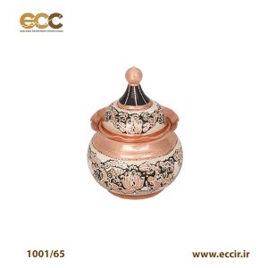 نام محصول :شکلات خوری مسی توپی بدون پایه نقره کوب مشخصات محصول : ارتفاع :5/17 قطر بدنه:5/13 وزن:300 گرم محصول فوق دارای پوشش نانو و رنگ ماندگار می باشد. درباره محصول: 1 - مناسب پذیرایی انواع شکلات 2 - دور از تماس مستقیم آتش و وسایل داغ کننده قرار گیرد. 3– با آب داغ و اشیاء زبر شسته نشود.