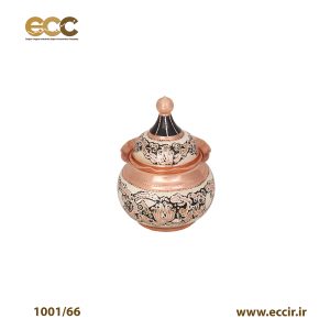 نام محصول :قندان توپی مسی بدون پایه نقره کوب مشخصات محصول : ارتفاع :5/14 قطر بدنه:10 وزن:180گرم محصول فوق دارای پوشش نانو و رنگ ماندگار می باشد. درباره محصول: 1 - مناسب پذیرایی انواع قند 2 - دور از تماس مستقیم آتش و وسایل داغ کننده قرار گیرد. 3– با آب داغ و اشیاء زبر شسته نشود.